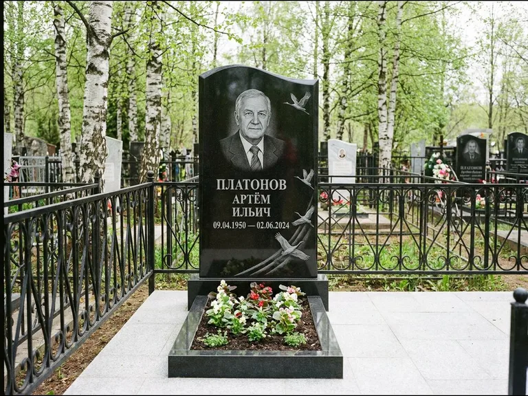 Памятник с гравировкой журавлей — гравировка трёх журавлей по диагонали через свободное поле с, работа «Платонов» в Туле