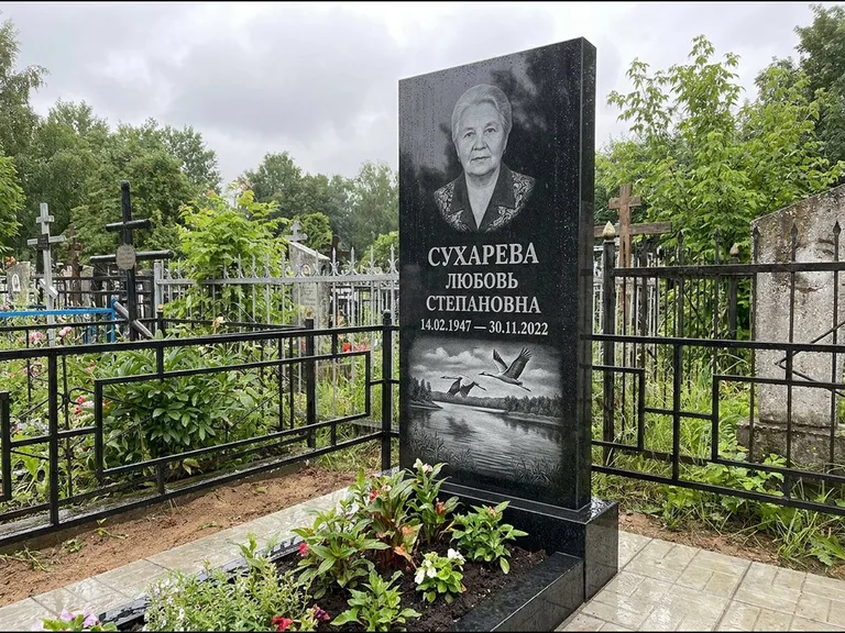 Памятник с гравировкой журавлей — гравировка пары журавлей над гладью озера в нижней части, работа «Сухарева» в Туле