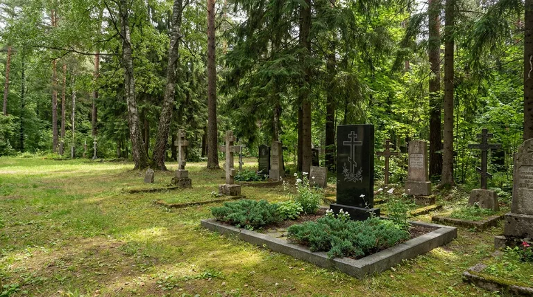 Участок на Богородском кладбище в Рязани с установленным гранитным надгробием и благоустройством от мастерской «Мастер Каменев»