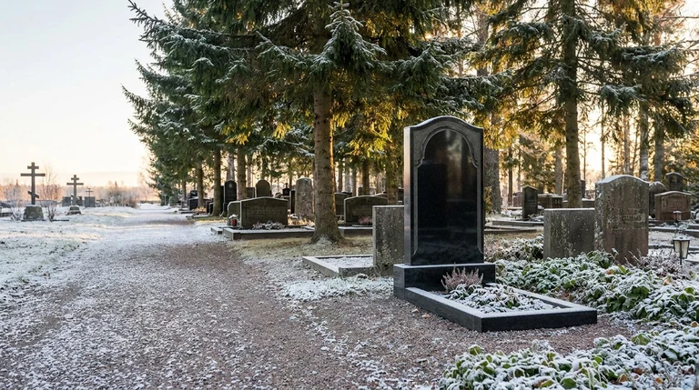 Гранитный памятник, изготовленный мастерской «Мастер Каменев», на Бунгурском кладбище в селе Бунгур под Новокузнецком