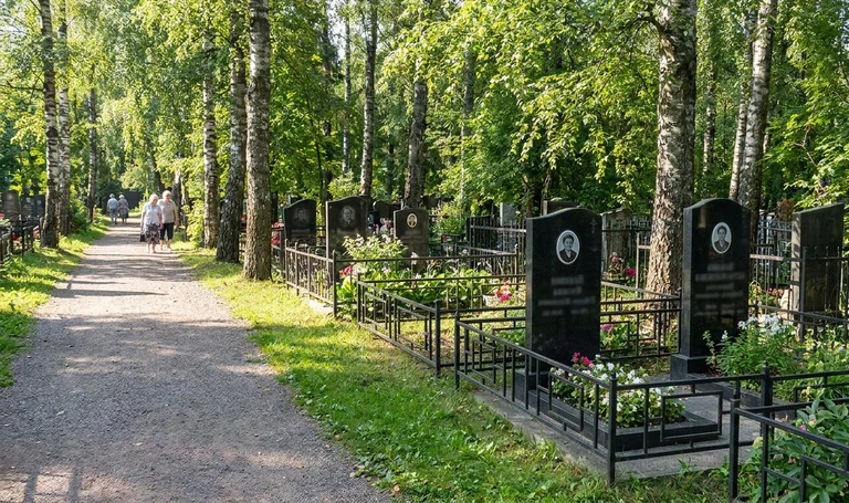 Памятники на Центральном кладбище №4 в Кемерове