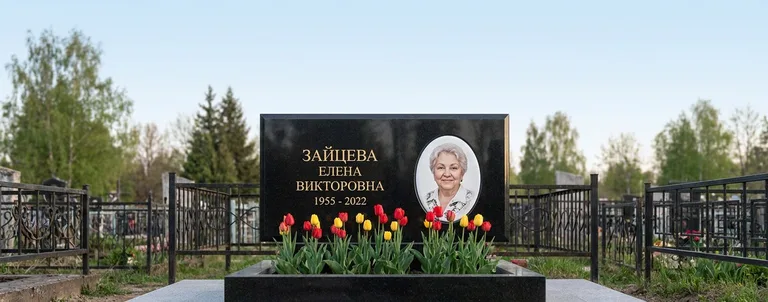 Памятник с цветником, Пример памятника из гранита, установленного мастерской «Мастер Каменев»