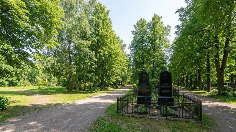 Гранитный памятник на Ильинском кладбище в селе Ильинка под Новокузнецком