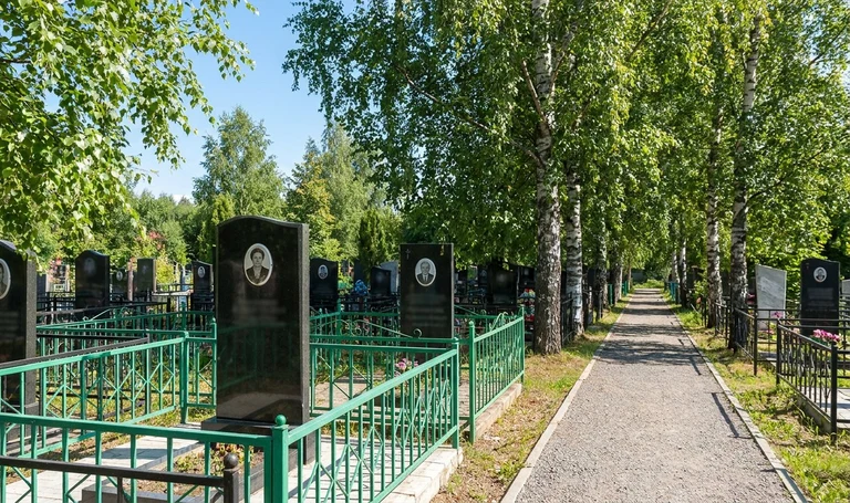 Памятники на Коминтерновском кладбище в Воронеже