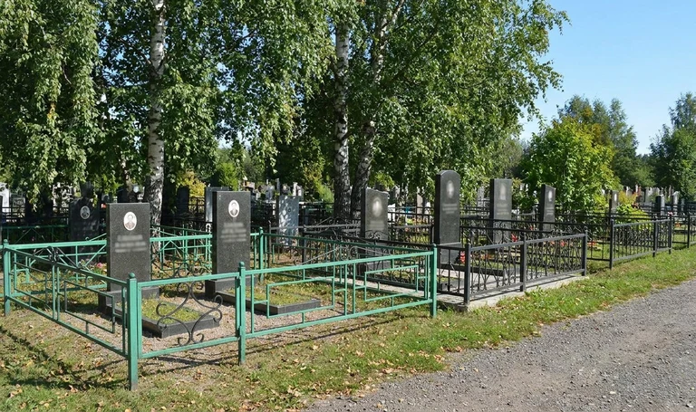 Памятники на Лазаревском кладбище в Сочи