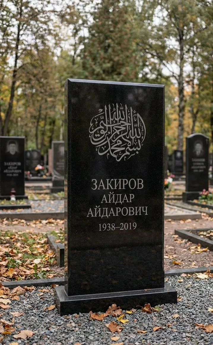 Аллея на Левобережном кладбище в Воронеже