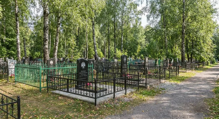 Мастер мастерской «Мастер Каменев» осматривает гранитный памятник перед установкой на участке в посёлке Северка