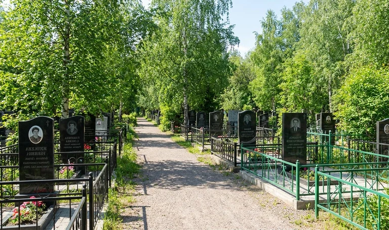 Памятники на Новом Ворошиловском кладбище в Волгограде