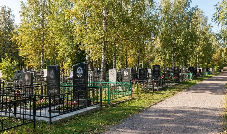 Памятники на Новозападном кладбище в Пензе