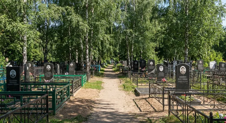Мастер мастерской «Мастер Каменев» устанавливает гранитный памятник на Окружном кладбище