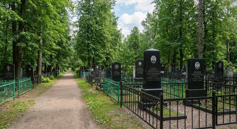 Гранитный памятник на участке Окружного кладбища в посёлке Ягодный, Екатеринбург