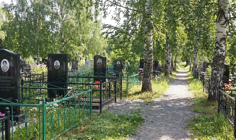 Памятники на Орловском кладбище в Набережных Челнах