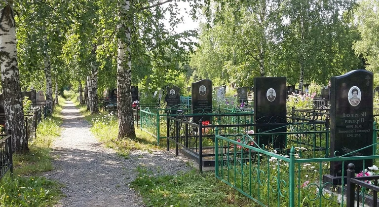 Памятники на Саймовском кладбище в Сургуте