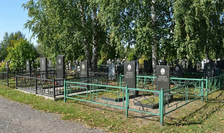 Памятники на Старом городском кладбище в Норильске