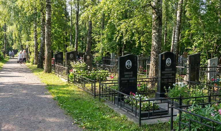 Памятники на Вилюйском кладбище в Якутске