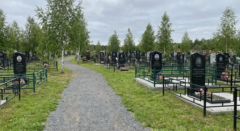 Памятники на Власихинском кладбище в Барнауле