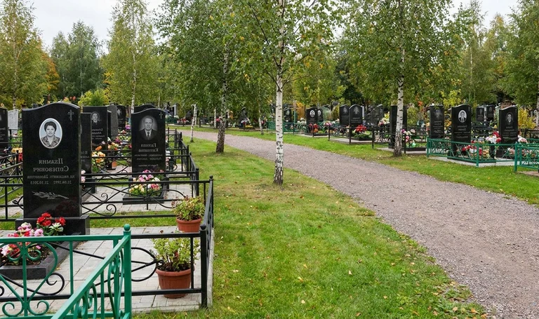 Памятники на Восточном кладбище в Ханты-Мансийске
