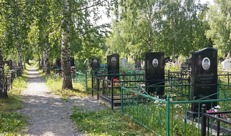 Памятники на Южном кладбище в Ханты-Мансийске