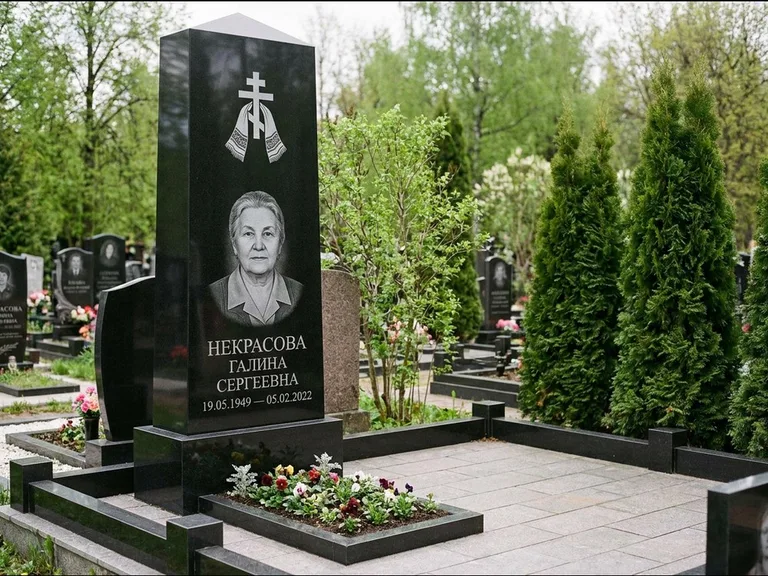 Памятник из чёрного гранита — стела-пилон с ажурным резным крестом, работа «Ерофеева» в Туле