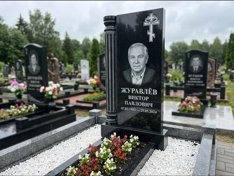 Памятник из чёрного гранита — семейный мемориал из двух стел с крестом с рушником, работа «Гущин» в Туле