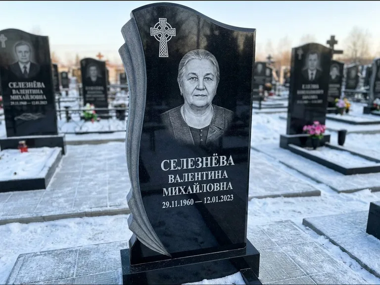 Памятник из чёрного гранита — восьмигранный обелиск с кельтским крестом, работа «Некрасова» в Туле