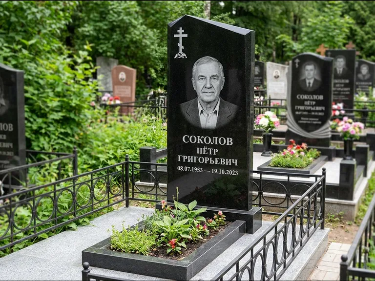 Памятник из чёрного гранита — полукруглая стела с крестом на Голгофе, работа «Журавлёв» в Туле