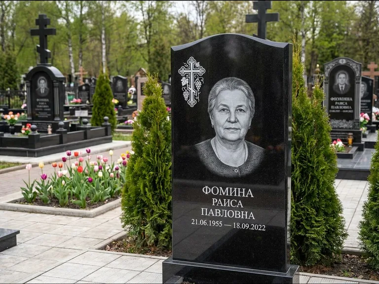 Памятник из чёрного гранита — двухцветная стела с крестом с распятием, работа «Одинцова» в Туле