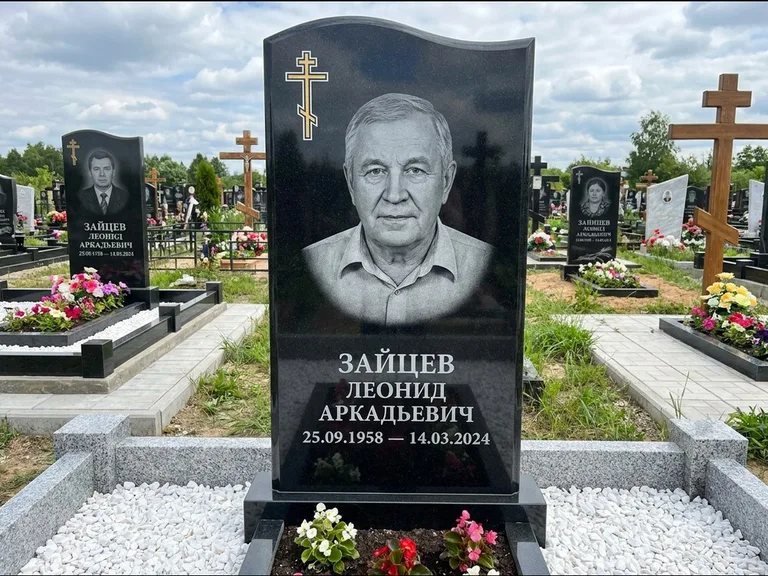 Памятник из чёрного гранита — горизонтальная семейная стела с аркой с процветшим крестом с виноградной лозой, работа «Верещагин» в Туле
