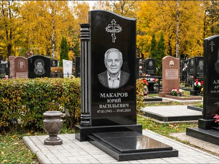Памятник из чёрного гранита — асимметричная стела с крестом с рушником, работа «Панкратов» в Туле