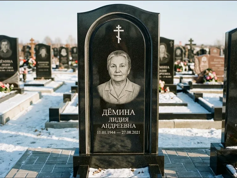 Памятник из чёрного гранита — стела-триптих с крестом с терновым венцом, работа «Ерофеева» в Туле