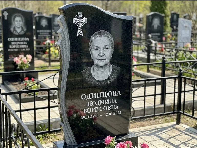 Памятник из чёрного гранита — стела с портретным овалом с кельтским крестом, работа «Савельева» в Туле