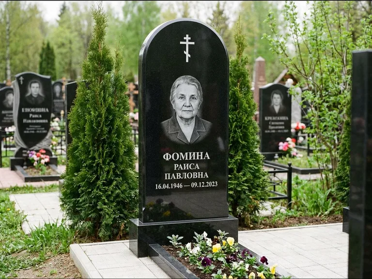 Памятник из чёрного гранита — вертикальная стела с латинским крестом, работа «Некрасова» в Туле