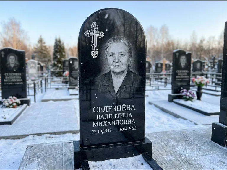 Памятник из чёрного гранита — массивная стела с крестом в лучах с крестом в лучах, работа «Одинцова» в Туле