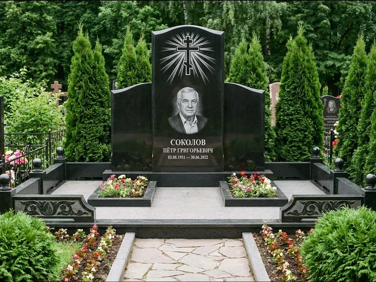 Памятник из чёрного гранита — низкая стела с крестом сбоку с золочёным крестом, работа «Верещагин» в Туле