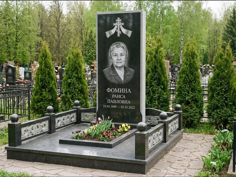 Памятник из чёрного гранита — семейный мемориал с ажурным резным крестом, работа «Мельникова» в Туле