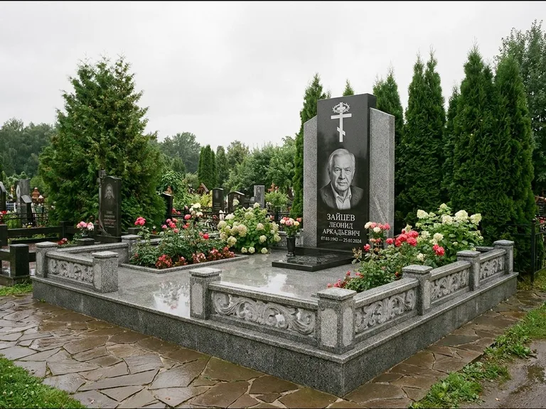 Памятник из чёрного гранита — стела с двумя портретами с крестом с рушником, работа «Богданов» в Туле