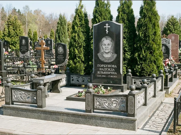 Памятник из чёрного гранита — стела с золочёным крестом с крестом с терновым венцом, работа «Селезнёва» в Туле