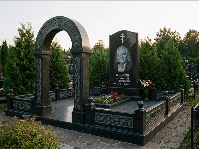 Памятник из чёрного гранита — высокая стела с процветшим крестом с православным восьмиконечным крестом, работа «Панкратов» в Туле