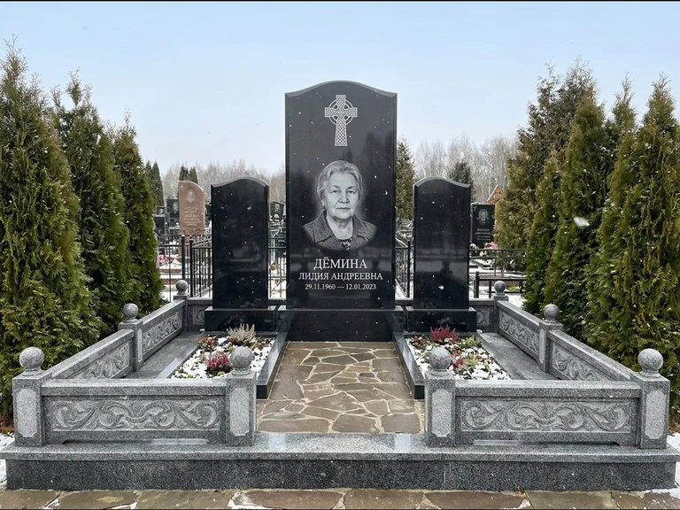 Памятник из чёрного гранита — стела с крестом и ветвью с кельтским крестом, работа «Лаврентьева» в Туле