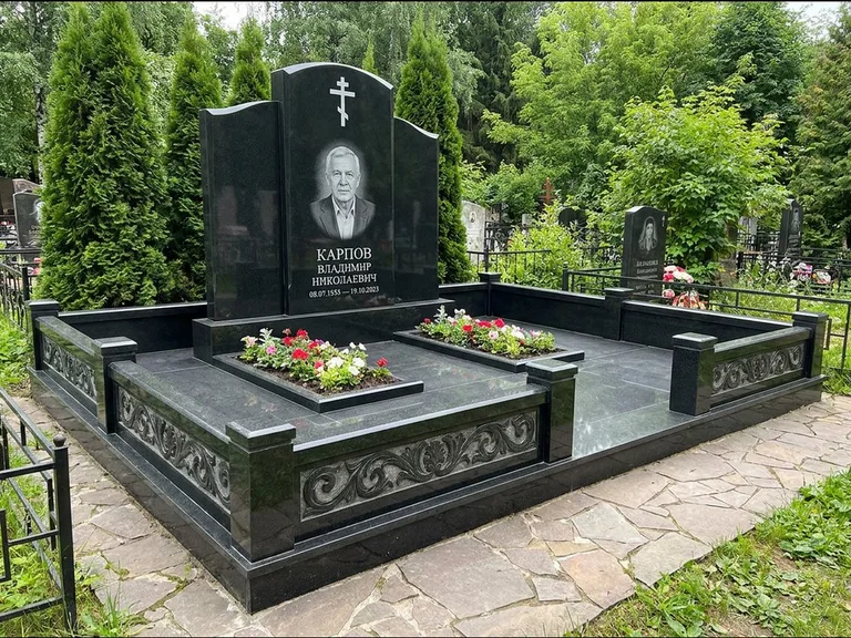 Памятник из чёрного гранита — двойная семейная стела с крестом на Голгофе, работа «Тихонов» в Туле