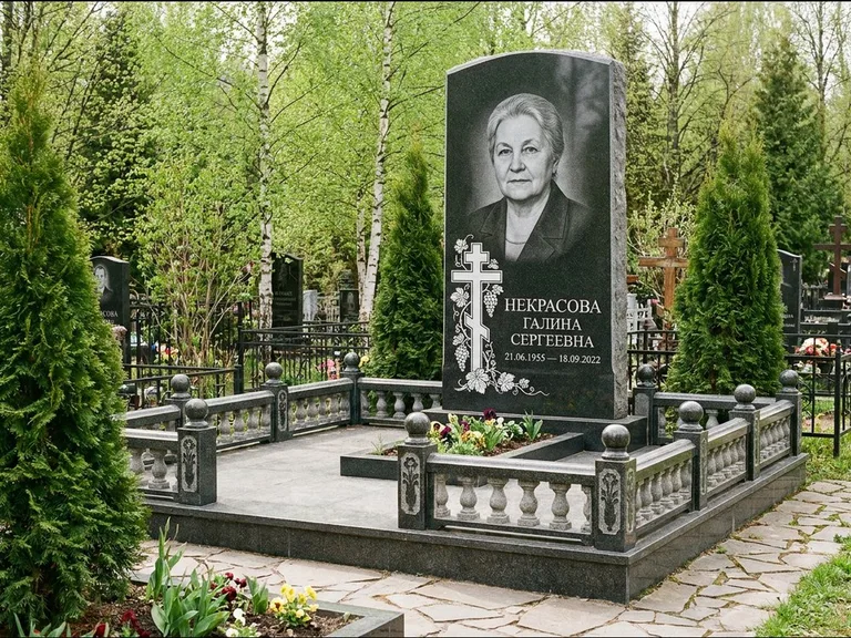 Памятник из чёрного гранита — стела с крестом и книгой с крестом с распятием, работа «Савельева» в Туле