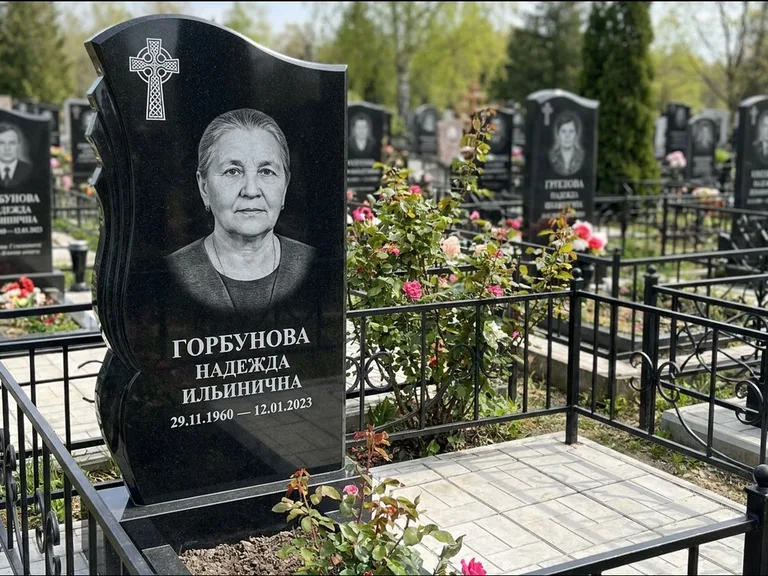 Памятник из чёрного гранита — высокий обелиск с кельтским крестом, работа «Одинцова» в Туле
