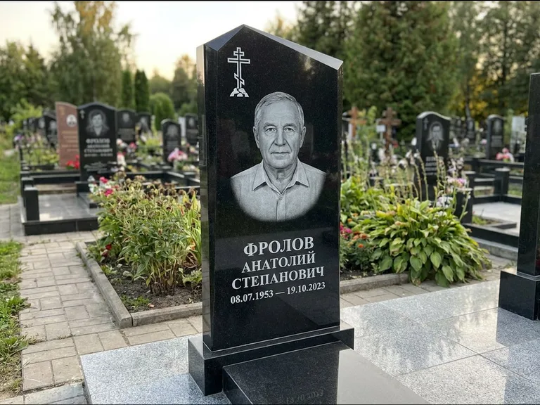 Памятник из чёрного гранита — стела со столиком и скамьёй с крестом на Голгофе, работа «Верещагин» в Туле
