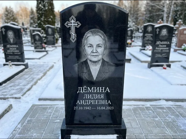 Памятник из чёрного гранита — стела домиком с крестом в лучах, работа «Селезнёва» в Туле