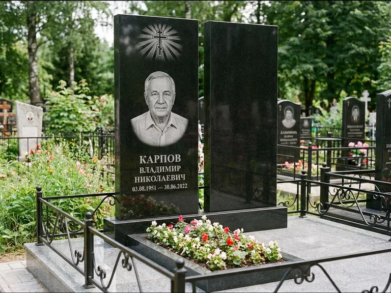 Памятник из чёрного гранита — ступенчатая стела с золочёным крестом, работа «Панкратов» в Туле