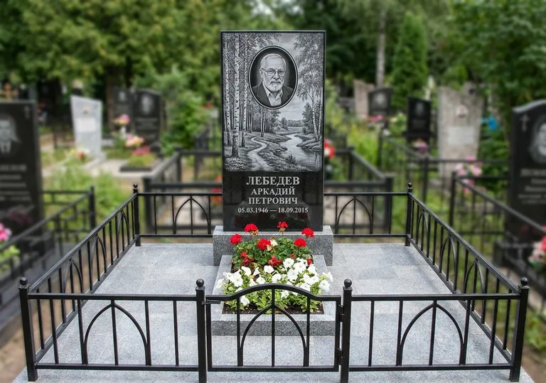 Памятник с гравировкой берёзовой рощи, портретом и надписью в Туле