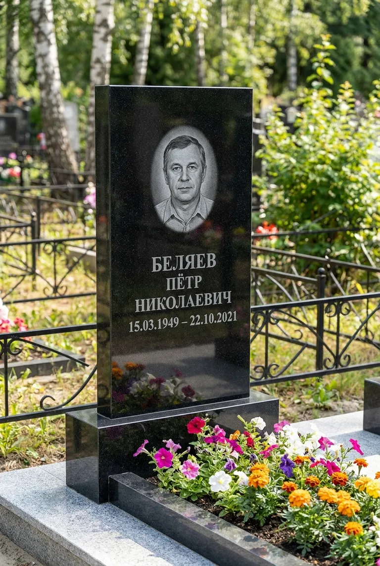 Вертикальный чёрный гранитный памятник под ключ с цветником в Туле