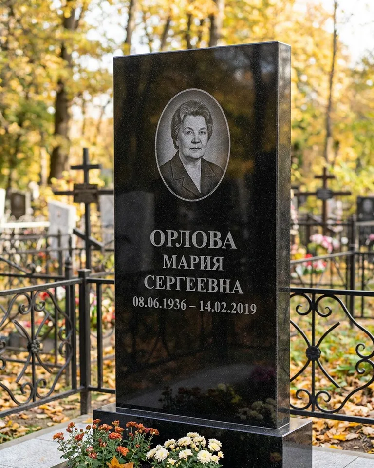 Вертикальный серый гранитный памятник под ключ, осень в Туле