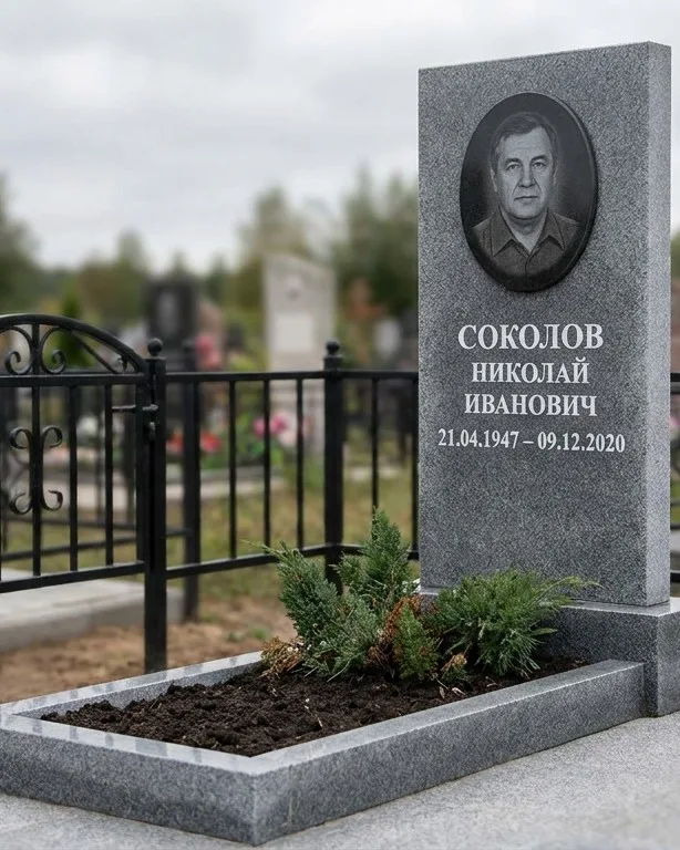 Чёрный памятник под ключ на гранитном цоколе в Туле