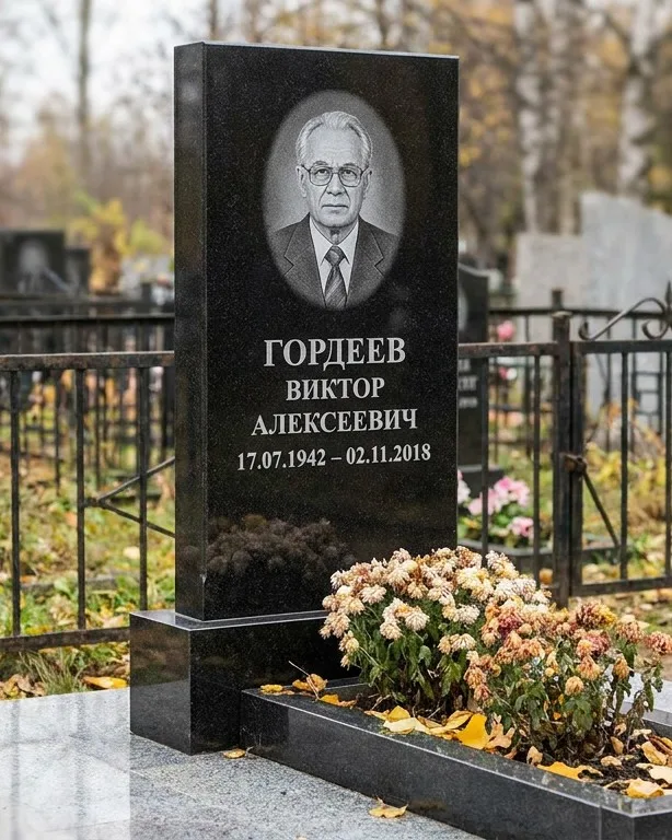 Памятник под ключ с гранитным цоколем и плиткой в Туле